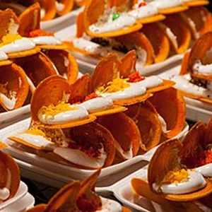 Crêpes thaïes croustillantes garnies de meringue et de coco