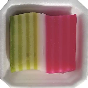 Gâteau thaï à la vapeur, en couches colorées