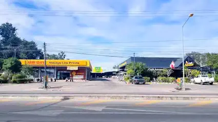 Magasin d'alimentation (grossiste) « Di Di » et café Amazon