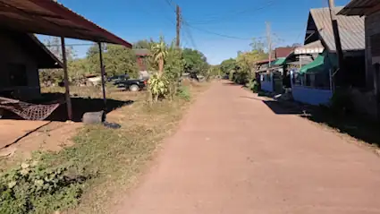 Rue tranquille de mon quartier, vie quotidienne en Isan