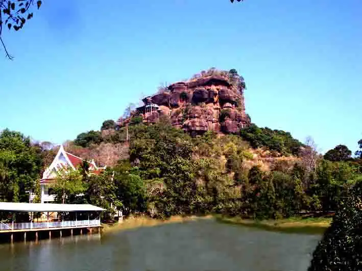 La montagne sacrée Phu Tok à Bueng Kan